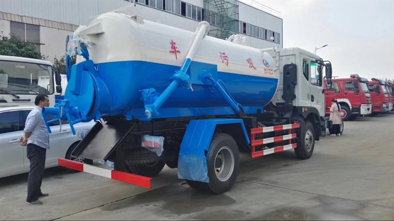 吸粪车